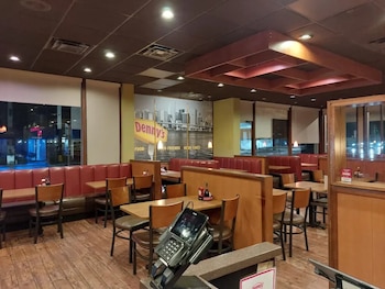 El tradicional Denny’s de Biscayne Boulevard en Miami cierra por un megaproyecto de viviendas (Miami New Times)