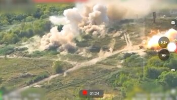 El humo se eleva por las explosiones durante un ataque ucraniano contra un puesto de mando de un pelotón ruso en Kursk (Mykola Oleshchuk/vía REUTERS)