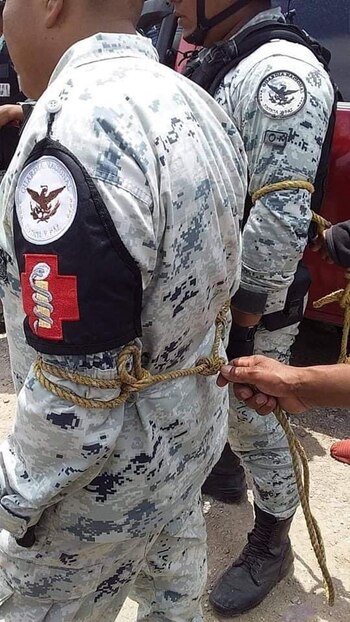 Al menos tres elementos de