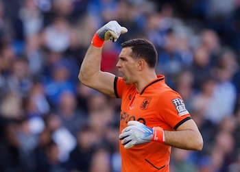 Dibu Martínez festeja uno de los goles de su equipo (Reuters/Andrew Couldridge)