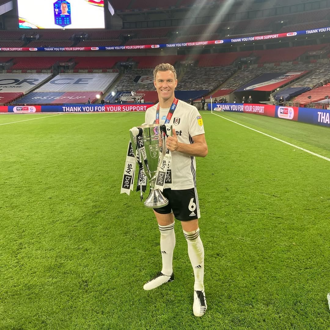 McDonald con la camiste del Fulham