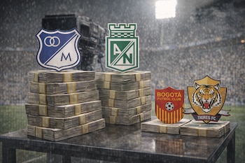 Cuatro escudos de equipos de fútbol: Millonarios, Atlético Nacional, Bogotá FC y Tigres FC, cada uno sobre una pila de billetes en un estadio.