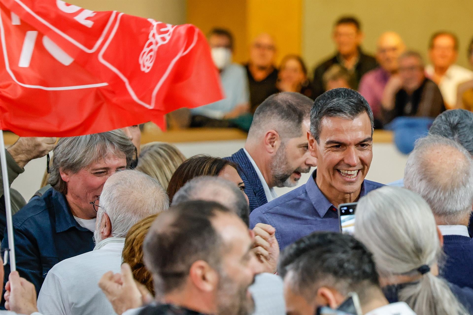 Sánchez advierte de que si Feijóo y Abascal ganan las elecciones harán lo mismo que Milei en Argentina