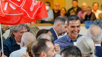Sánchez advierte de que si Feijóo y Abascal ganan las elecciones harán lo mismo que Milei en Argentina