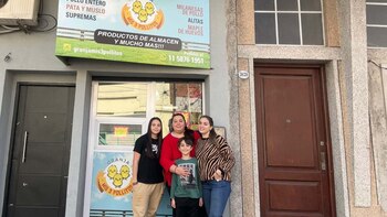 Romina, su local y sus