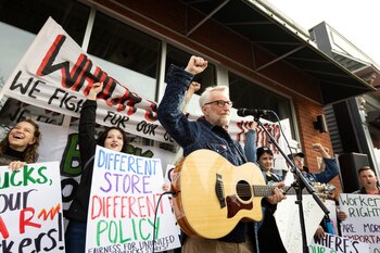 Billy Bragg tocando para trabajadores