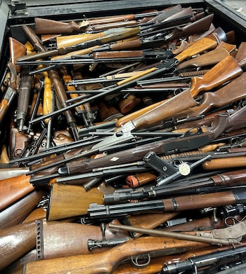 El operativo en Riverside permitió la incautación de más de 500 armas de fuego ilegales en una vivienda del condado