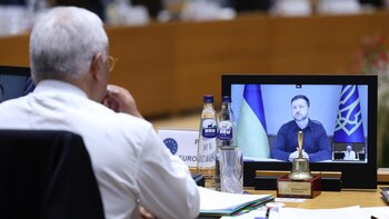 Zelenski defiende ante Orbán que