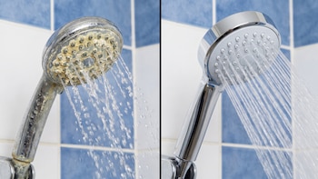 No es con bicarbontato: el truco ideal para eliminar el sarro de la ducha y mejorar la presión del agua