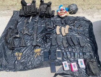 También habían varios equipos celulares