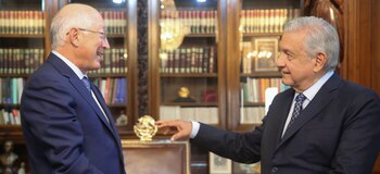 Ken Salazar empezó este mes