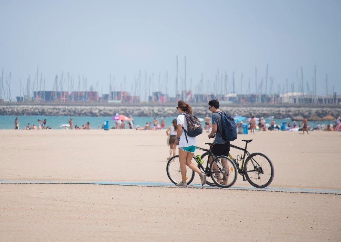 Las vacaciones de los menores de 45 años se ven condicionadas por el precio de la vivienda: menos días de viaje y alojamientos más baratos
