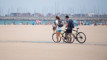 Las vacaciones de los menores de 45 años se ven condicionadas por el precio de la vivienda: menos días de viaje y alojamientos más baratos