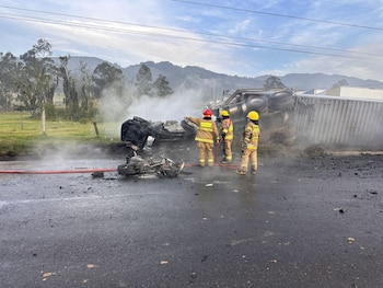 El incendio tras la colisión obligó a evacuar la zona y al rescate de personas atrapadas entre los vehículos afectados - crédito Jorge Emilio Rey/X