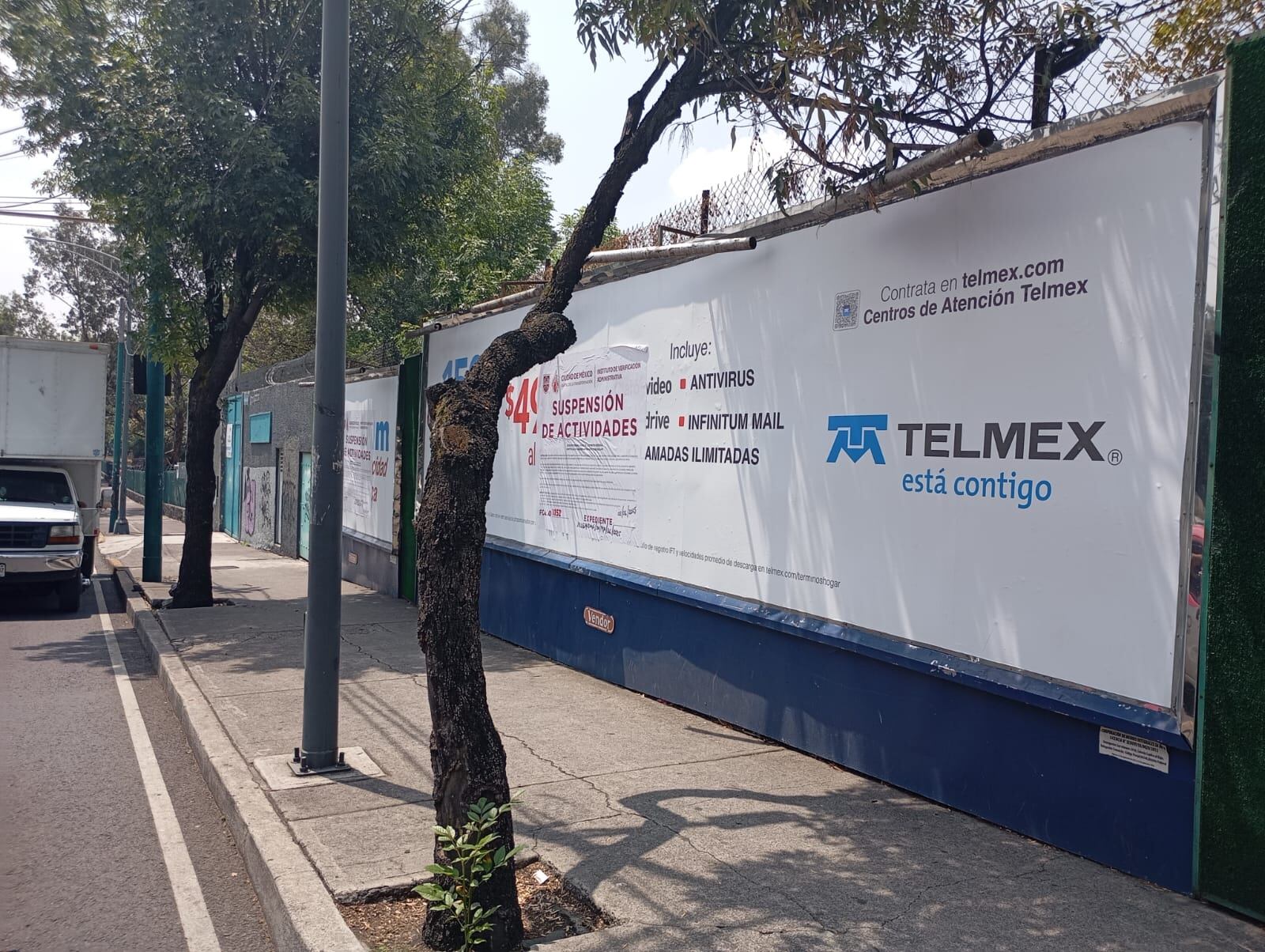 Vecinos y activistas celebran la suspensión de más de 20 vallas publicitarias ilegales en Copilco y Eje 10 Sur.