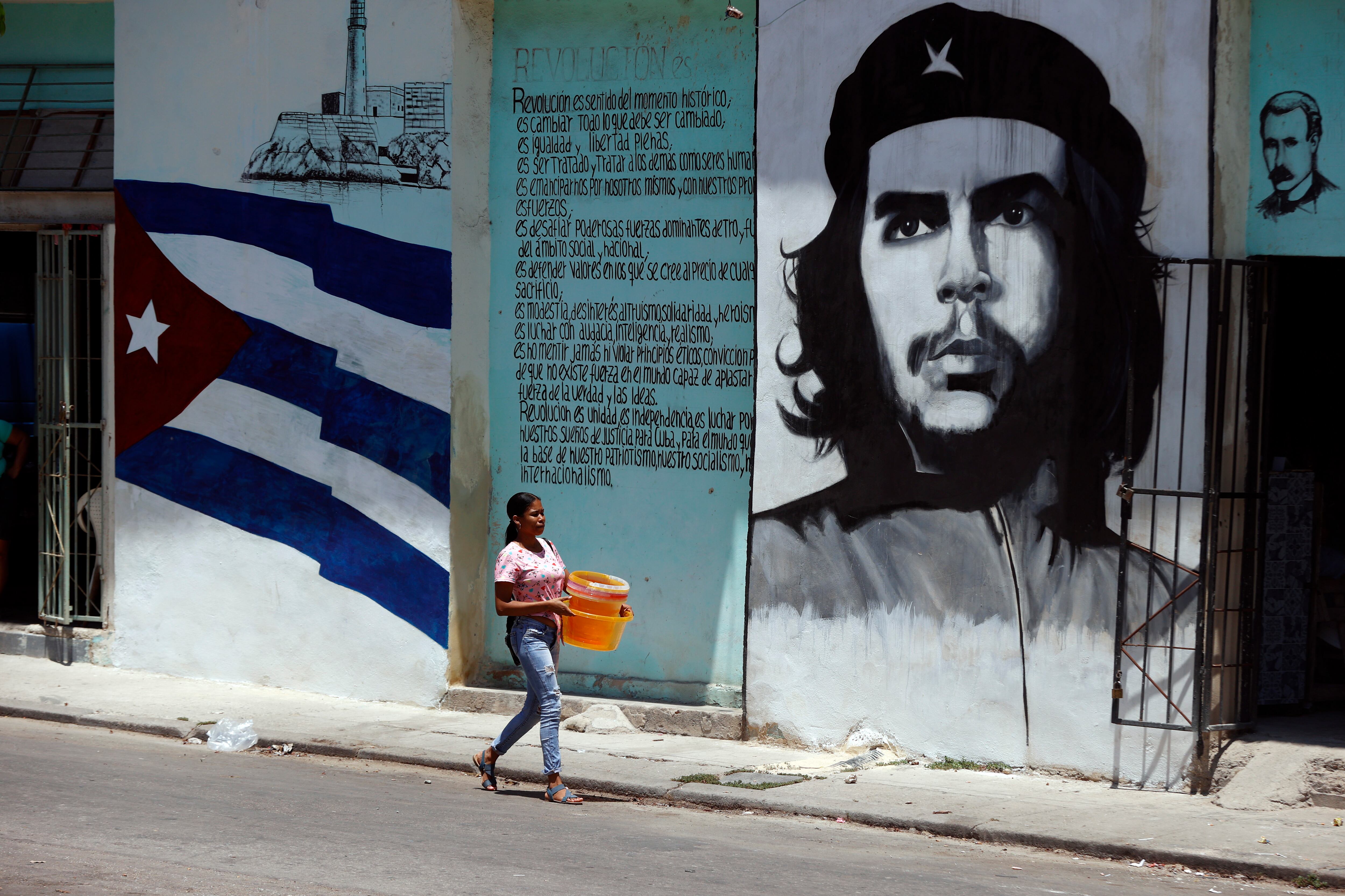 Fotografía de archivo de una mujer que camina por una calle de La Habana (Cuba) (EFE/ Ernesto Mastrascusa)