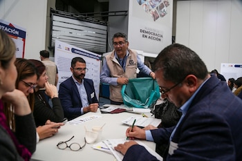 El proceso electoral contará con 860.000 jurados, 9.300 jueces y notarios, cerca de un millón de testigos y una vigilancia sin precedentes en la región - crédito Catalina Olaya/Colprensa