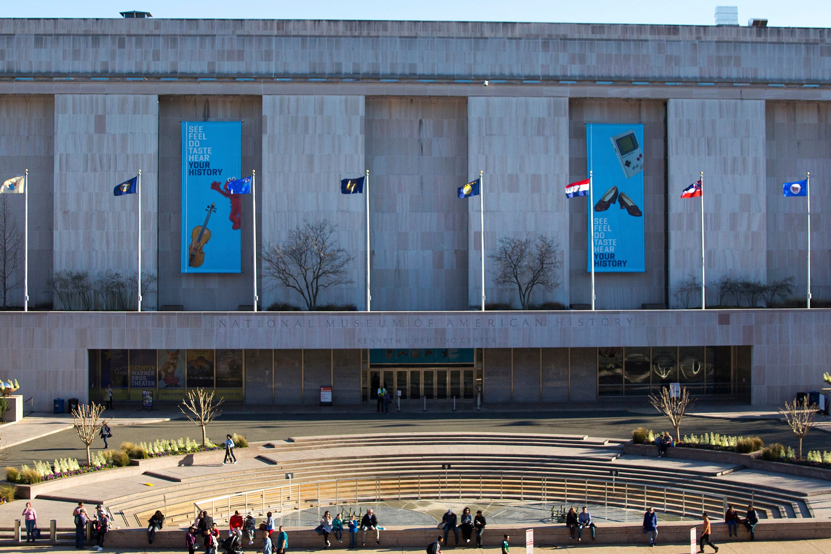 La orden se limita a los accesos y al espacio exterior del museo porque la Casa Blanca no puede intervenir de forma directa en las exhibiciones del Smithsonian (AP foto/Pablo Martinez Monsivais).