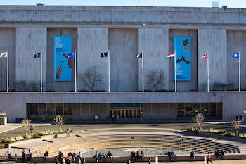 La orden se limita a los accesos y al espacio exterior del museo porque la Casa Blanca no puede intervenir de forma directa en las exhibiciones del Smithsonian (AP foto/Pablo Martinez Monsivais).