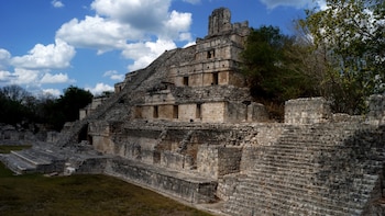 Cuántos entierros prehispánicos fueron hallados
