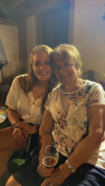 Sofía con Soledad, su abuela