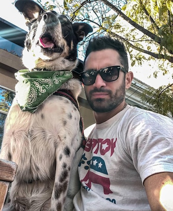 Junto a su mascota (@tuculopez)