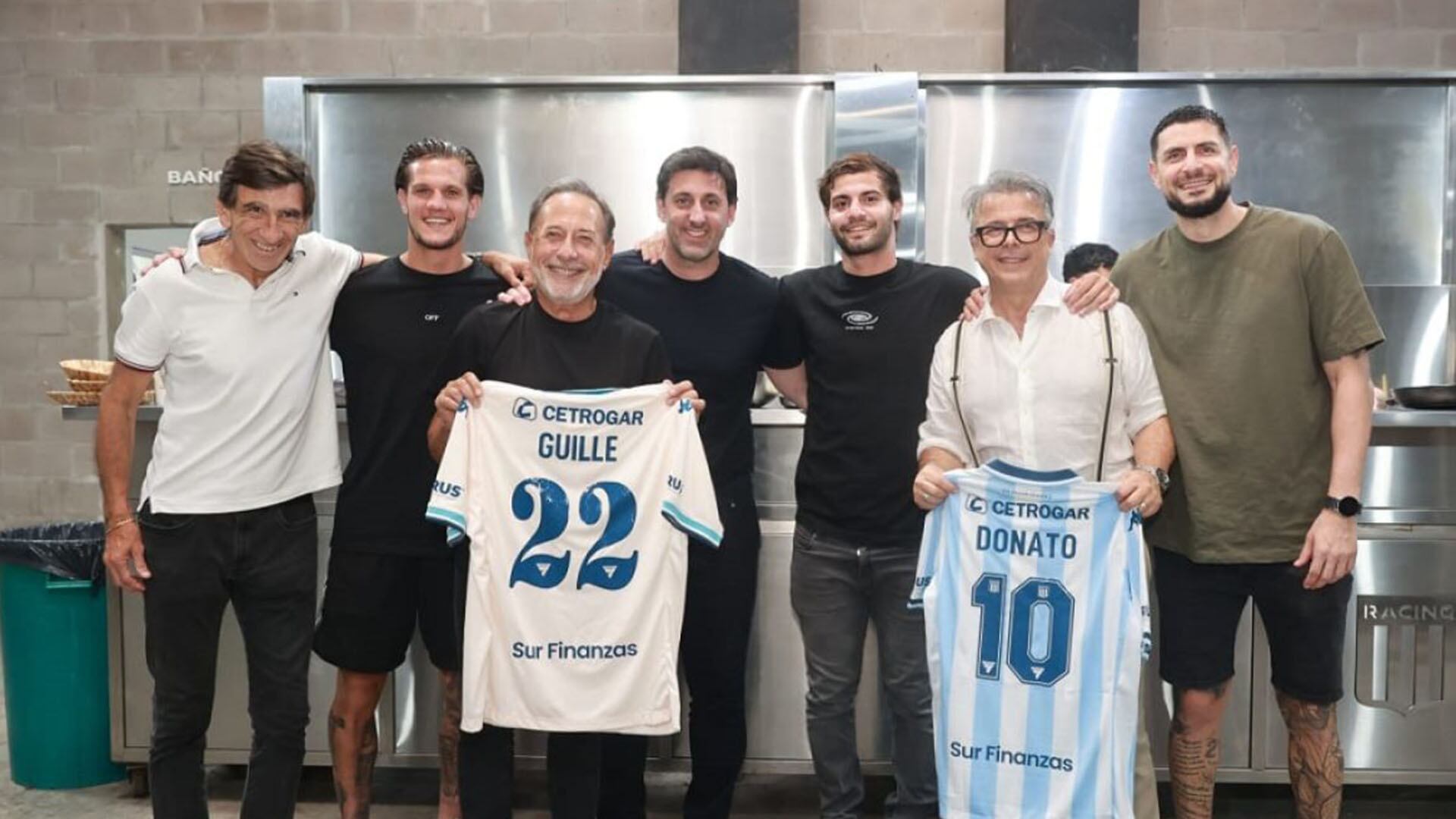 Francella y Donato posan con las camisetas que les regaló Racing (racingclub.com.ar)