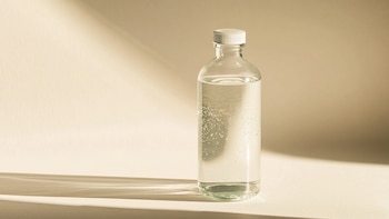 La mezcla casera con agua oxigenada y sal que se volvió aliada contra las manchas difíciles: estos son sus usos y las precauciones que debe tener