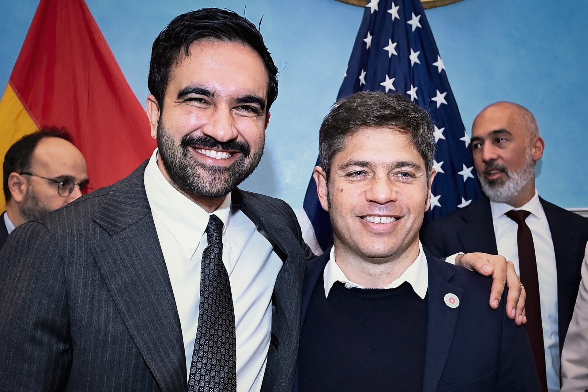 El gobernador de la provincia de Buenos Aires, Axel Kicillof, posa sonriente junto a Zohran Mamdani