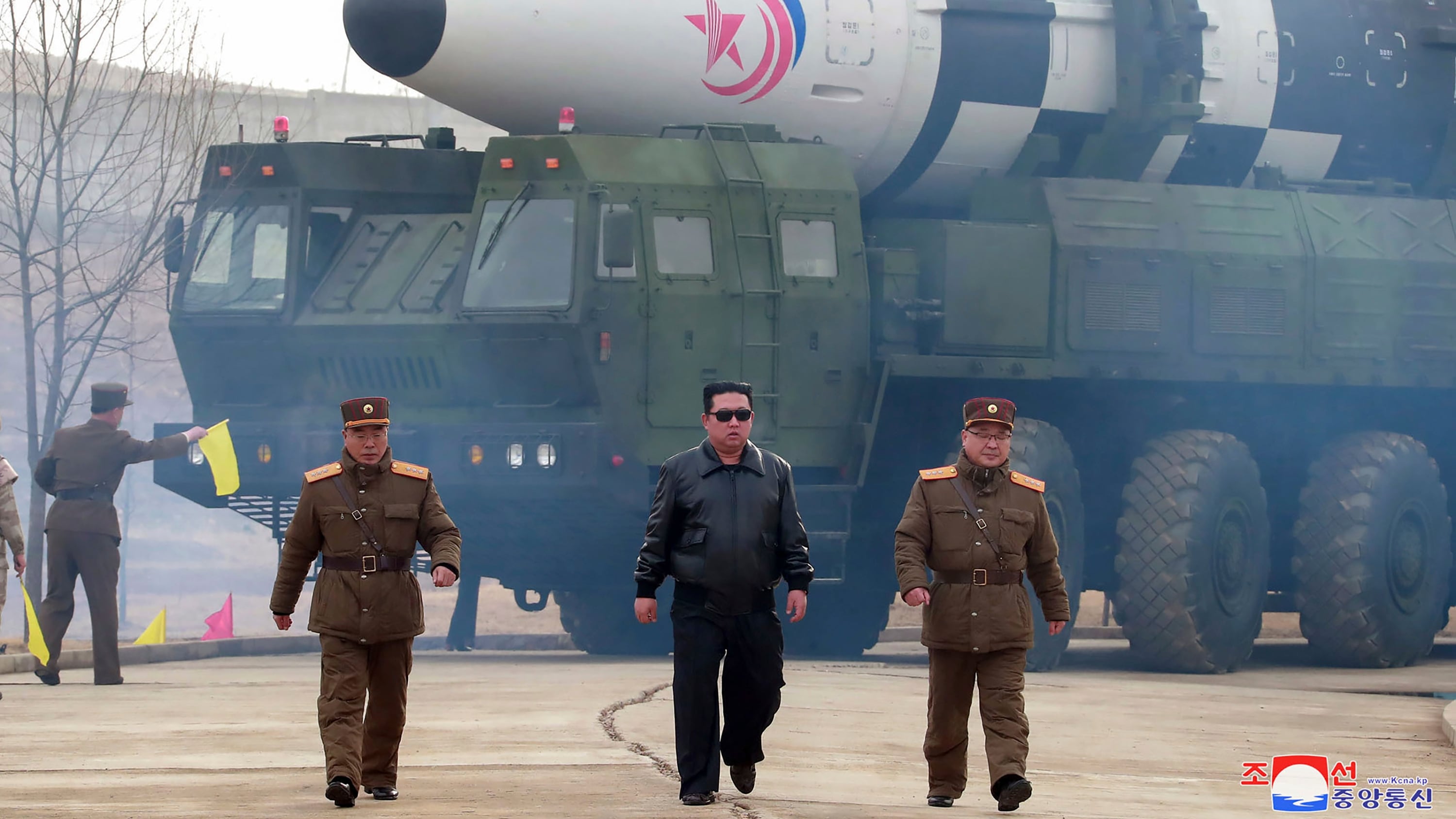 ARCHIVO - En esta imagen publicada por el gobierno norcoreano, el líder de Corea del Norte, Kim Jong-un, en el centro, camina cerca de lo que describe como un misil balístico intercontinental (MBIC) Hwasong-17 en su vehículo de lanzamiento en un lugar no revelado de Corea del Norte, el 24 de marzo de 2022
(Agencia Central de Noticias de Corea/Servicio de Noticias de Corea via AP, Archivo)