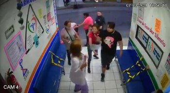 Un hombre y dos mujeres