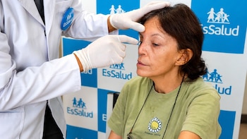 Cirujanos reconstruyen rostro y devuelven funciones vitales a mujer tras agresiva infección ósea