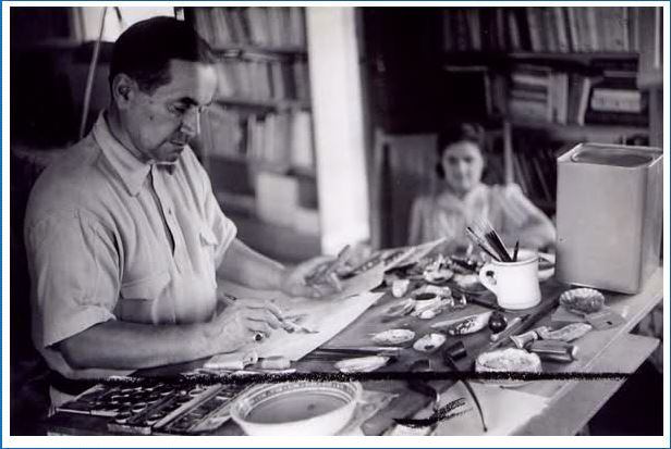 El artista en su mesa de trabajo