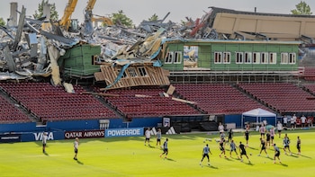 Se derrumba parte de la zona de prensa en el campo de entrenamiento de Suecia durante el Mundial