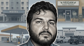 Ilustración en primer plano de un hombre con barba sobre paneles de un hotel, una tienda, una gasolinera y dos vehículos blindados.