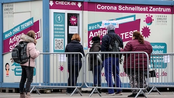 La gente espera las pruebas