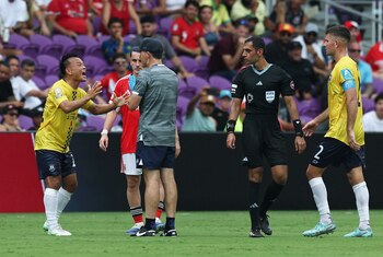 El delantero le reclamó de