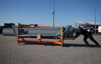 Un hombre tira de un