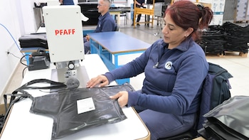 Un dato: Fabricaciones Militares cuenta con plantas en Río Tercero y Villa María (Córdoba), Azul (Buenos Aires) y Fray Luis Beltrán (Santa Fe), cada una especializada en distintas áreas productivas