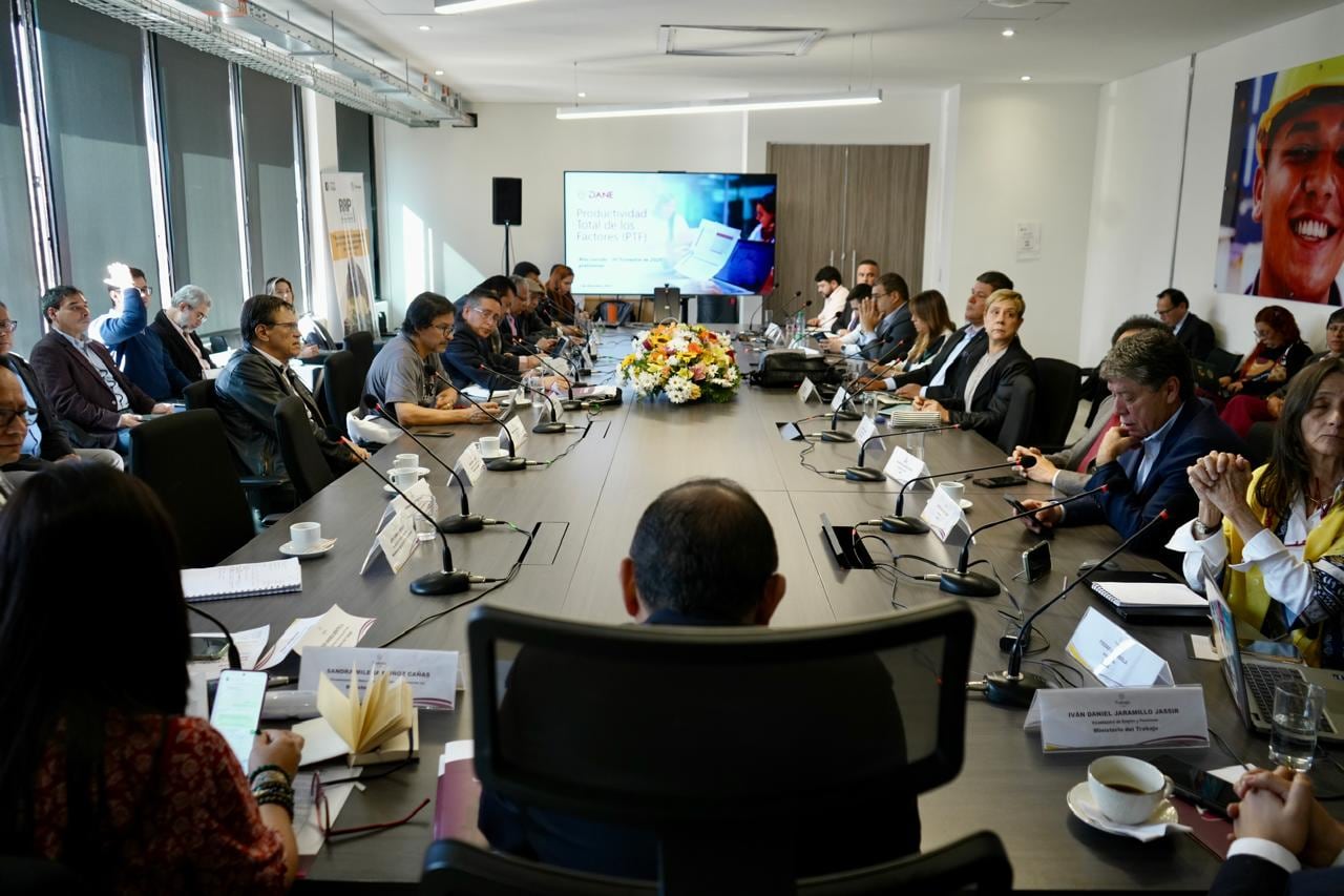 Sindicatos y trabajadores no concertaron el aumento del salario mínimo para 2026, por lo que será expedido por decreto presidencial - crédito @cutcolombia/X