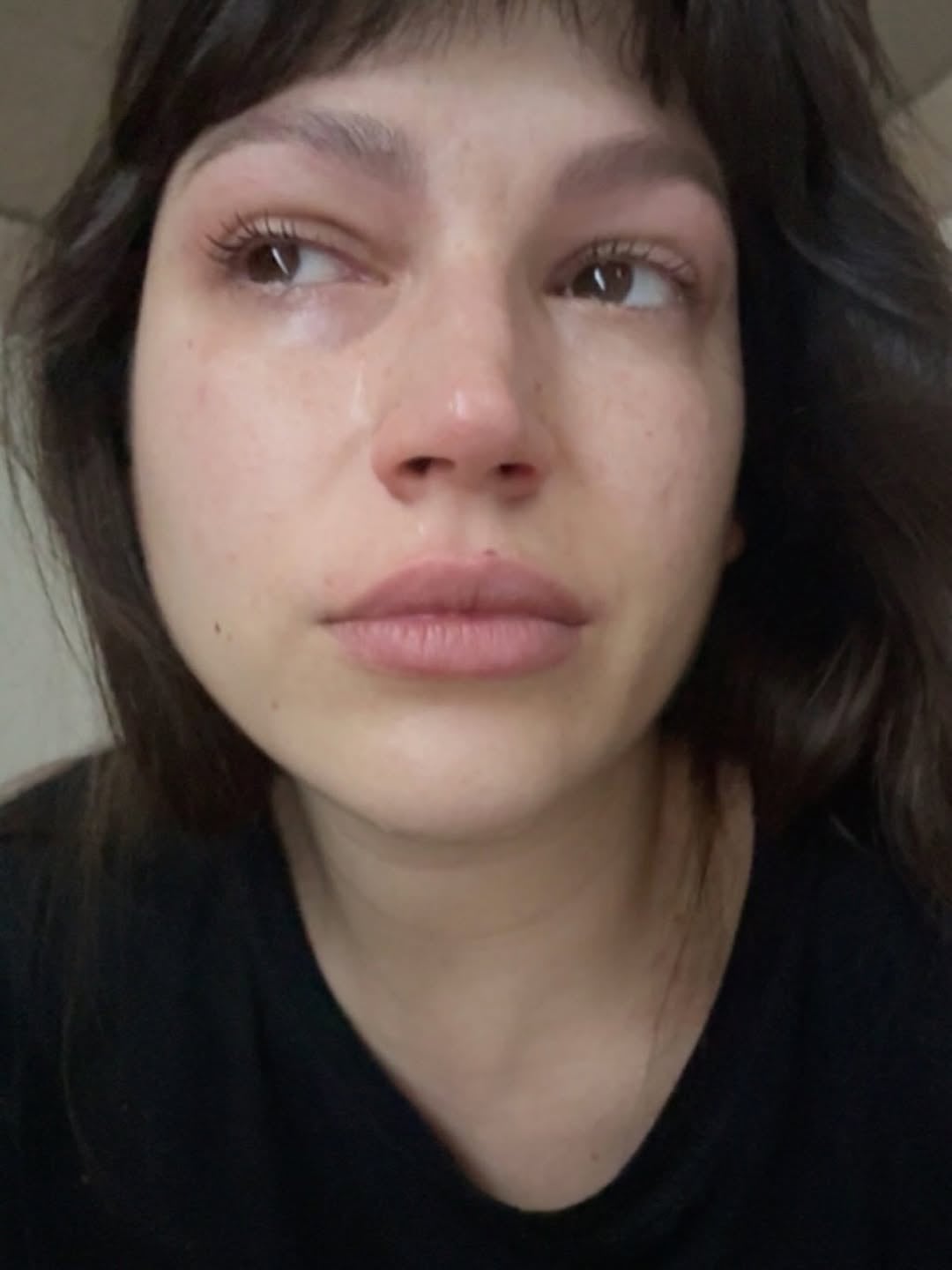 Para mostrar lado difícil de la maternidad, Corberó eligió una foto suya llorando