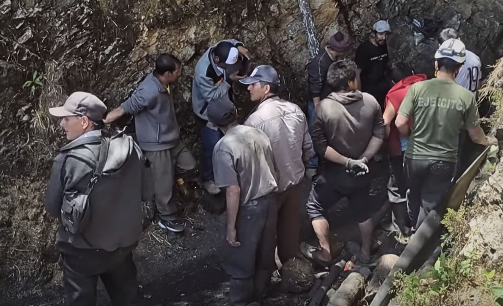 Noche de terror en Chalamarca: derrumbe sepulta a tres mineros y solo dos cuerpos han sido ubicados tras horas de operativo