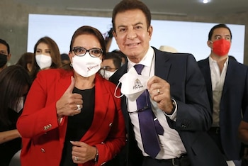 Xiomara Castro junto a Salvador