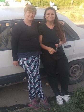 Betty junto a Karina en