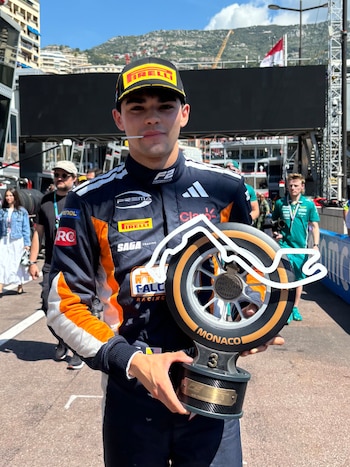 Sebastián Montoya posa con el