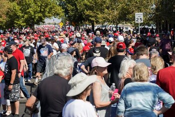 Seguidores esperan antes de un mitin de campaña del candidato presidencial republicano y expresidente de Estados Unidos Donald Trump, en Prescott Valley, Arizona, EEUU, 13 de octubre de 2024. REUTERS/Go Nakamura