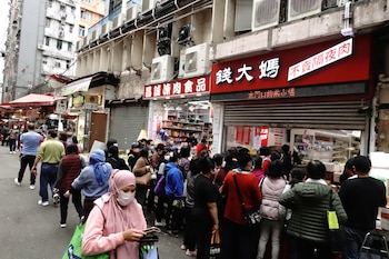 Los clientes que usan máscaras