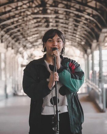 Dina tiene 25 años, es