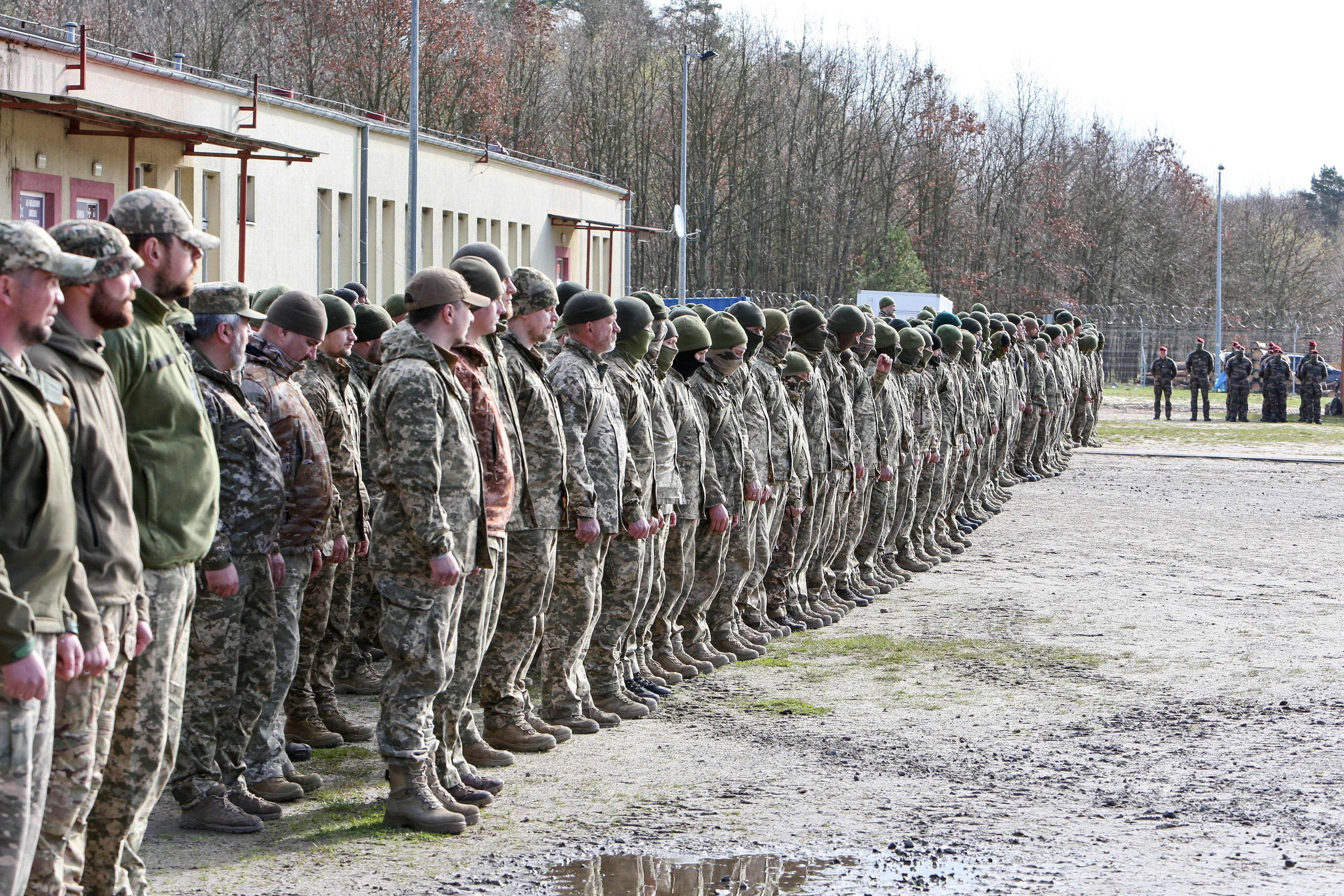 Soldados ucranianos asisten a la ceremonia final del entrenamiento realizado por el Comando de Entrenamiento de Armas Combinadas en Wedrzyn, Polonia, en una imagen del 5 de abril de 2024
EFE/EPA/LECH MUSZYNSKI POLAND OUT