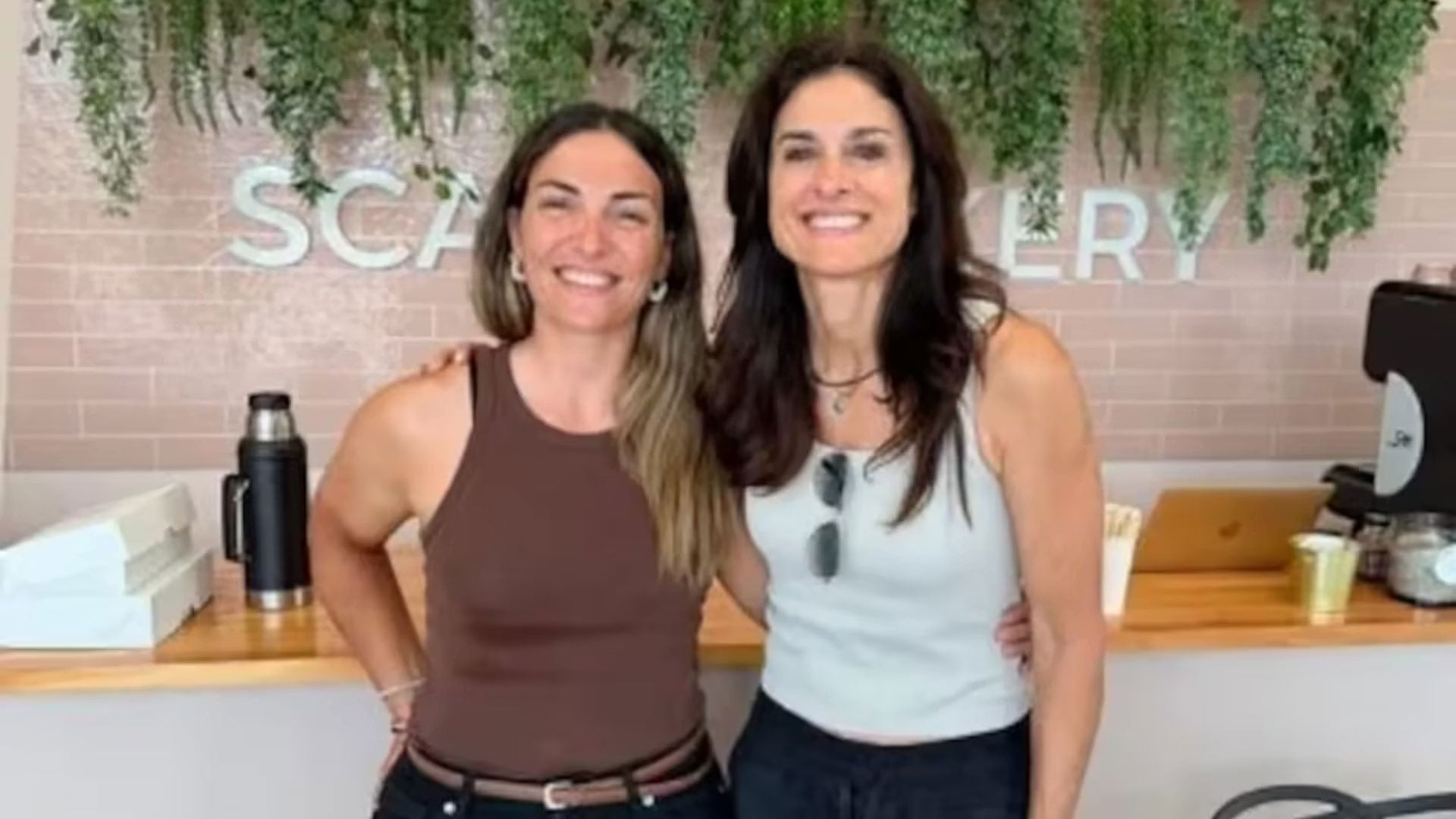 Corina Scaloni y Sabatini, en la pastelería